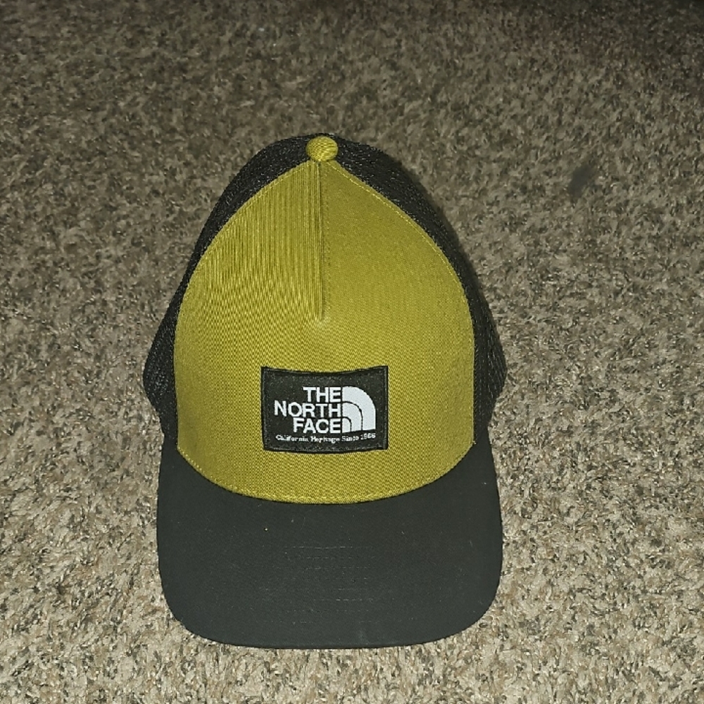 THE NORTH FACE Unisex Cap With Adjustable Back!! BLACK AND GREEN!